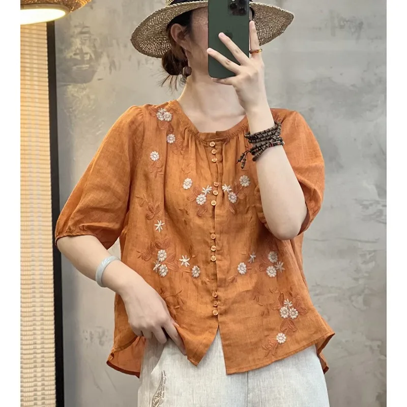 Csa Fena Casual de Linho Fino com Bordado Artístico, Gola Redonda, Botão Único, Manga Cinco e Caimento Solto – Nova Co...