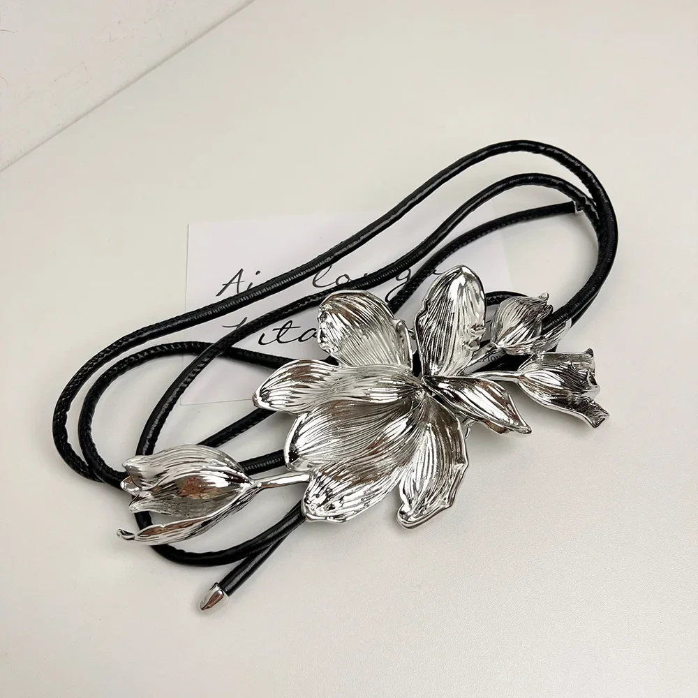 Stylish vintage goldcolor tulip flower belt Women\'s personality exaggerated black leather rope skirt pants decorated waist chain