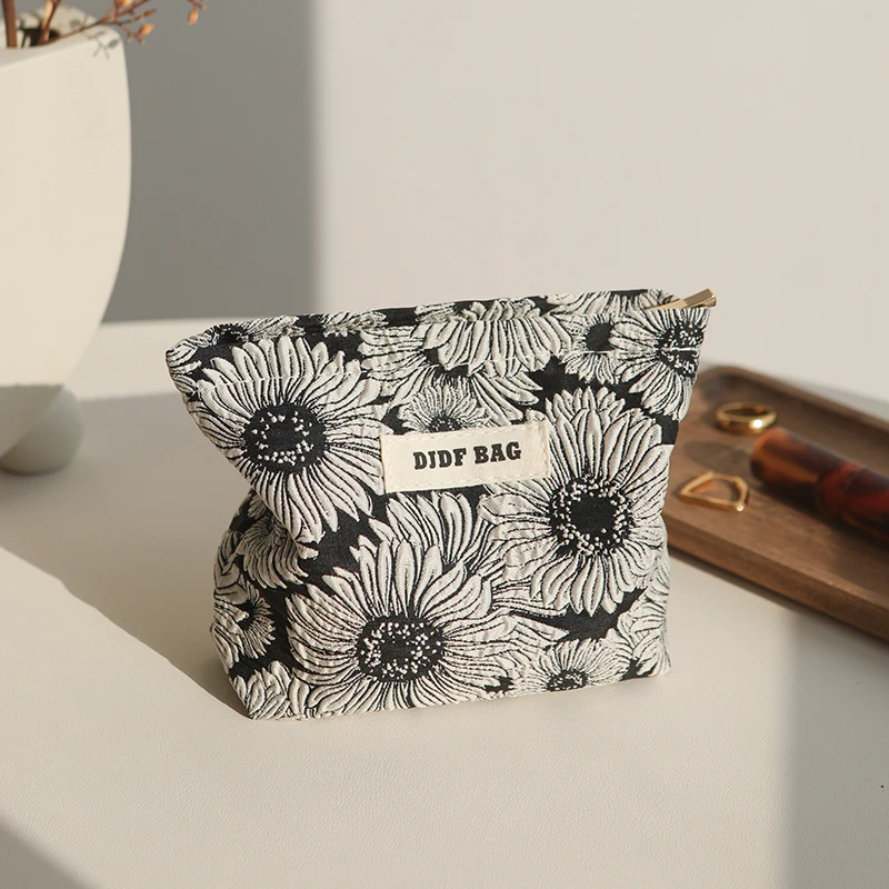 Women\'s Cosmetic Bag Small Classic Black and White Daisy Cosmetic Lipstick Storage Bag Portable Coin Purse Commuter Card Holder