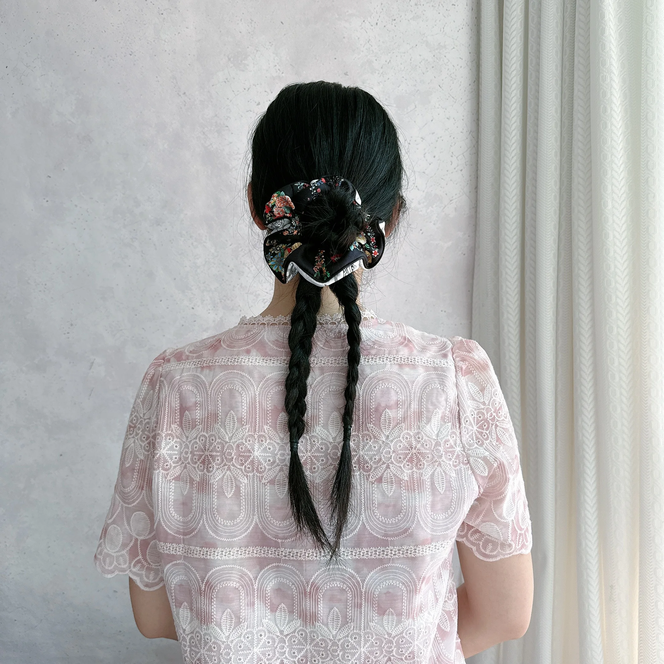 لينة الأسود Scrunchies الحرير الشعر التعادل أنيقة كبيرة 100% التوت الحرير رباط شعر للنساء ذيل حصان حامل العلاقات من إكسسوارات الشعر