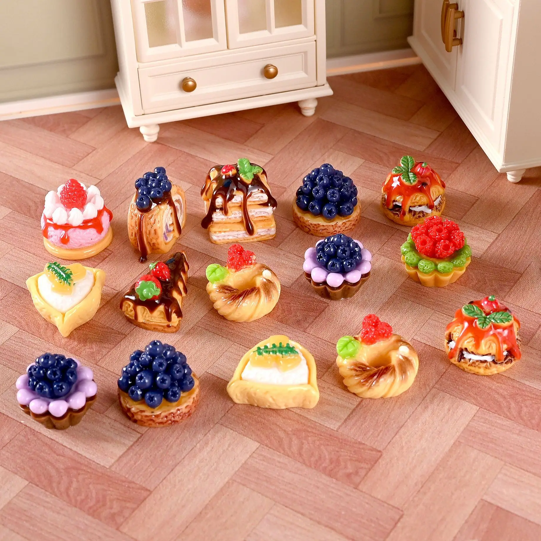 

2pcs Mini Cake Dessert Baking Fruit Cake Kitchen Scene Food Model Resin Miniature Dollhouse Decor Doll Accessories Decoration