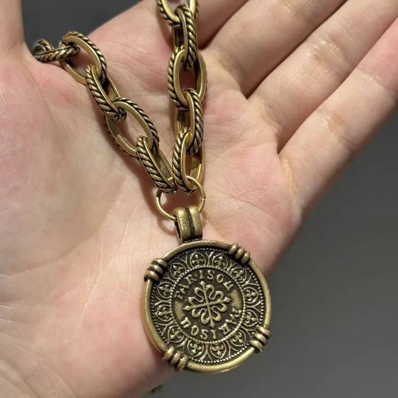 Vintage Copper Queen Portrait Ancient Coin Pendant Necklace Jewelry Antique Gold Color Women Quality Luxury Designer Gifts Prom