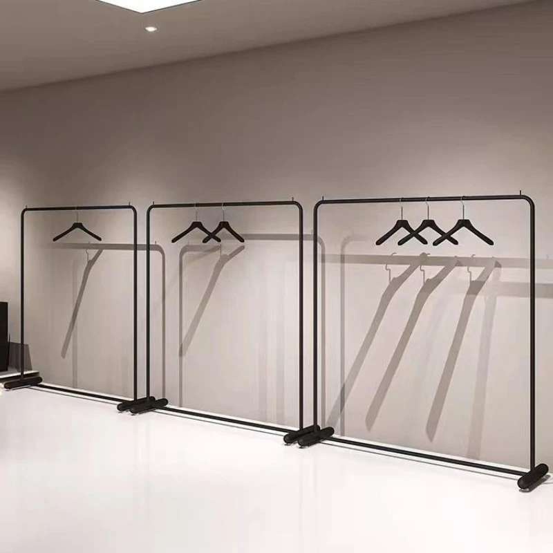 Clothing store display rack, black hanger, floor-to-ceiling simple trench coat clothing rack for men's and women's clothing.