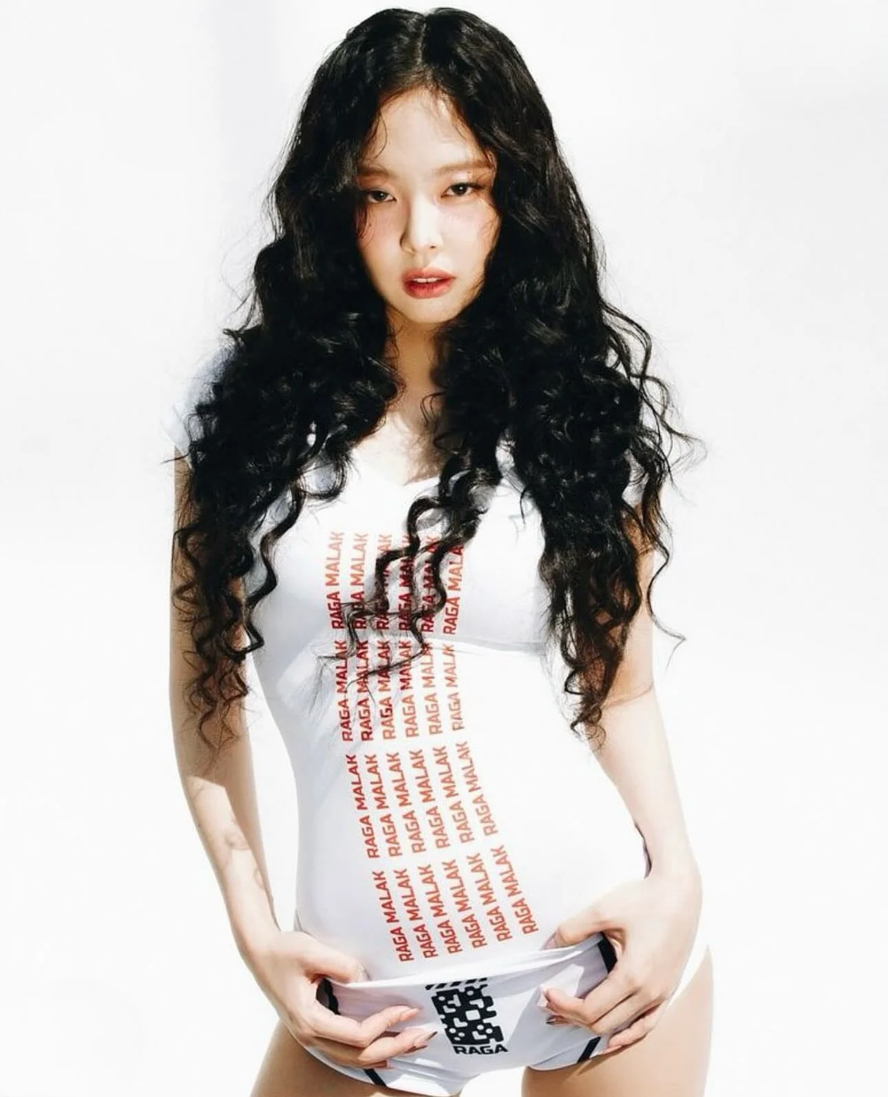 

Raga белая обтягивающая футболка с v-образным вырезом Jennie kim и эластичной короткой курткой для похудения с красным логотипом и принтом