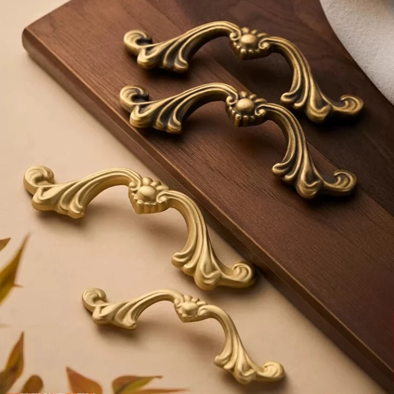 

Creative French Style Brass Handles Antique Drawer Pulls Vintage Cabinet Hardware for Wardrobe Door Single Hole Cabinet Knobs