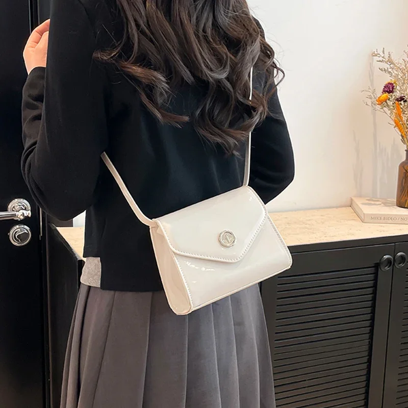 حقائب كتف جلدية لامعة براءات الاختراع للنساء 2025 الاتجاه محكم حقيبة مربعة صغيرة الإناث اليومية محفظة الهاتف عادية
