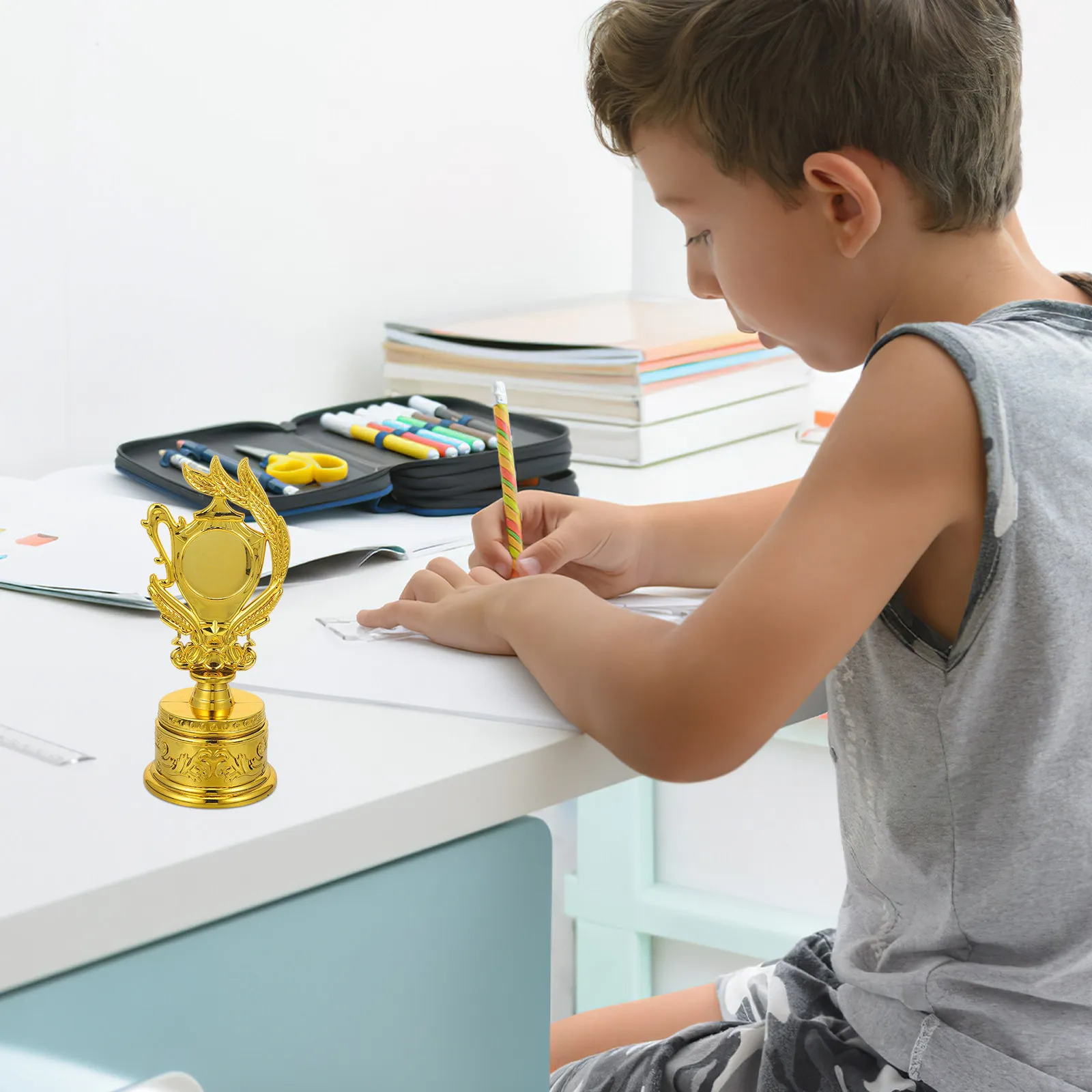 

Компактный многофункциональный пластиковый кубок золотого цвета для победителей: гимнастика, футбол, баскетбол, игровые призы. Пластиковый трофей.