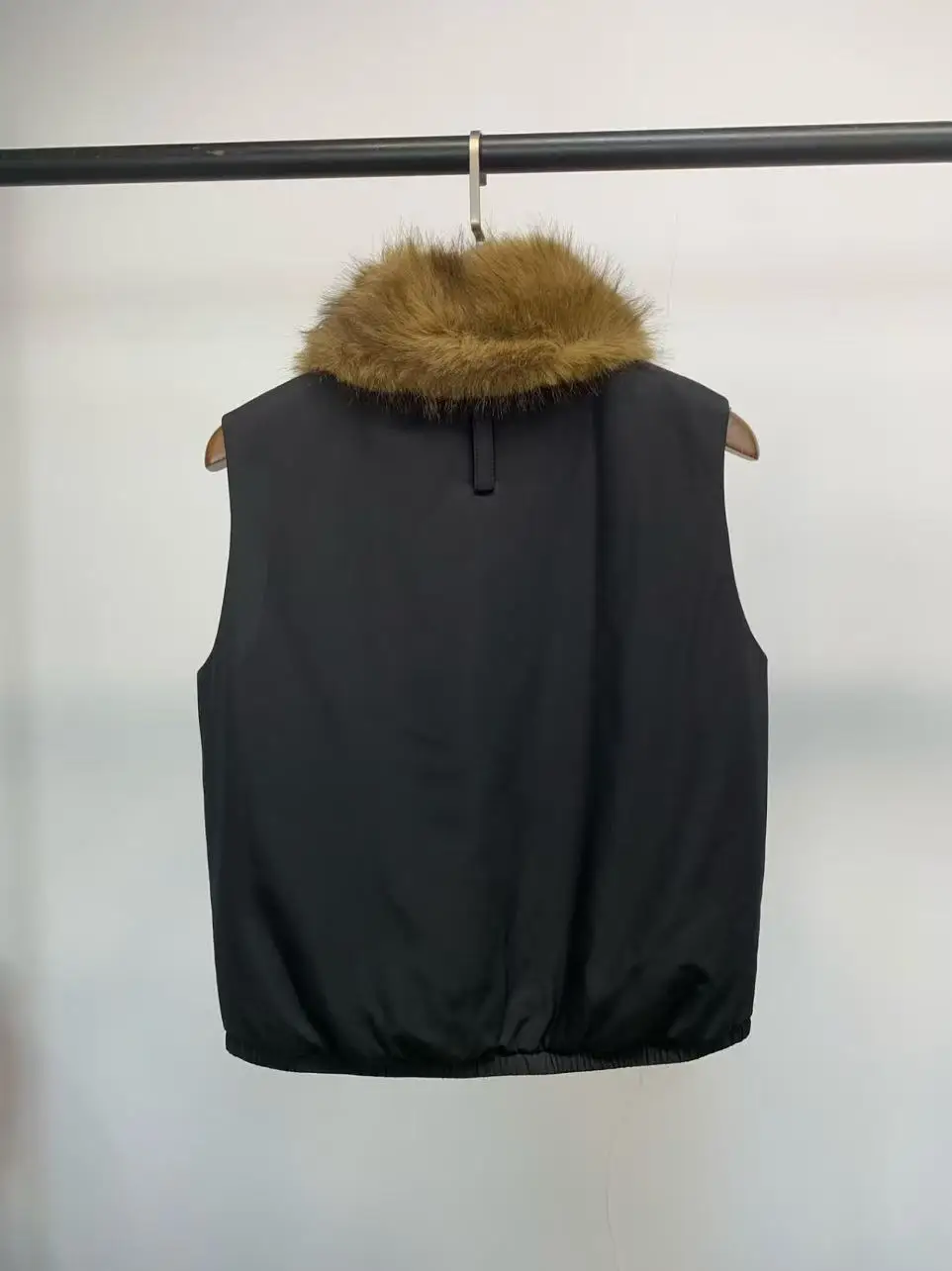 Women's black padded vest with detachable fur collar – comfortable and warm outerwear for Winter 2026.