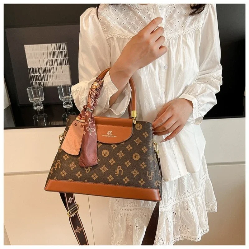 

Новая сумка из натуральной кожи 2025 года — большой подарок для мамы. Сумочка из воловьей кожи — это модная женская сумка через плечо среднего возраста.