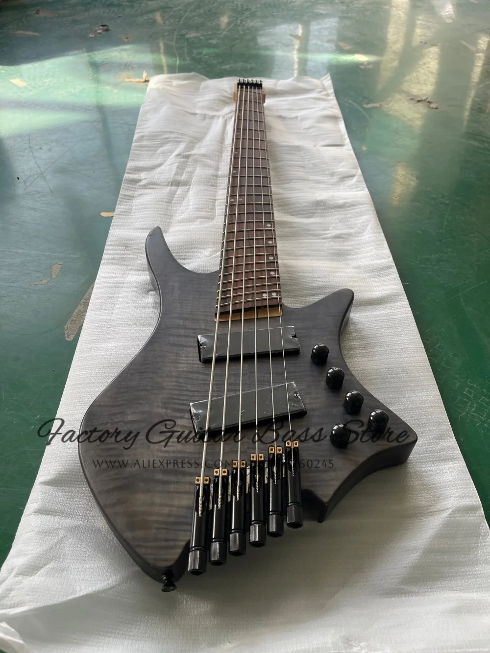 

Custom 6-string matte transparent black bass, headless bass, ash wood body flamed maple top, high-quality bridge, active battery