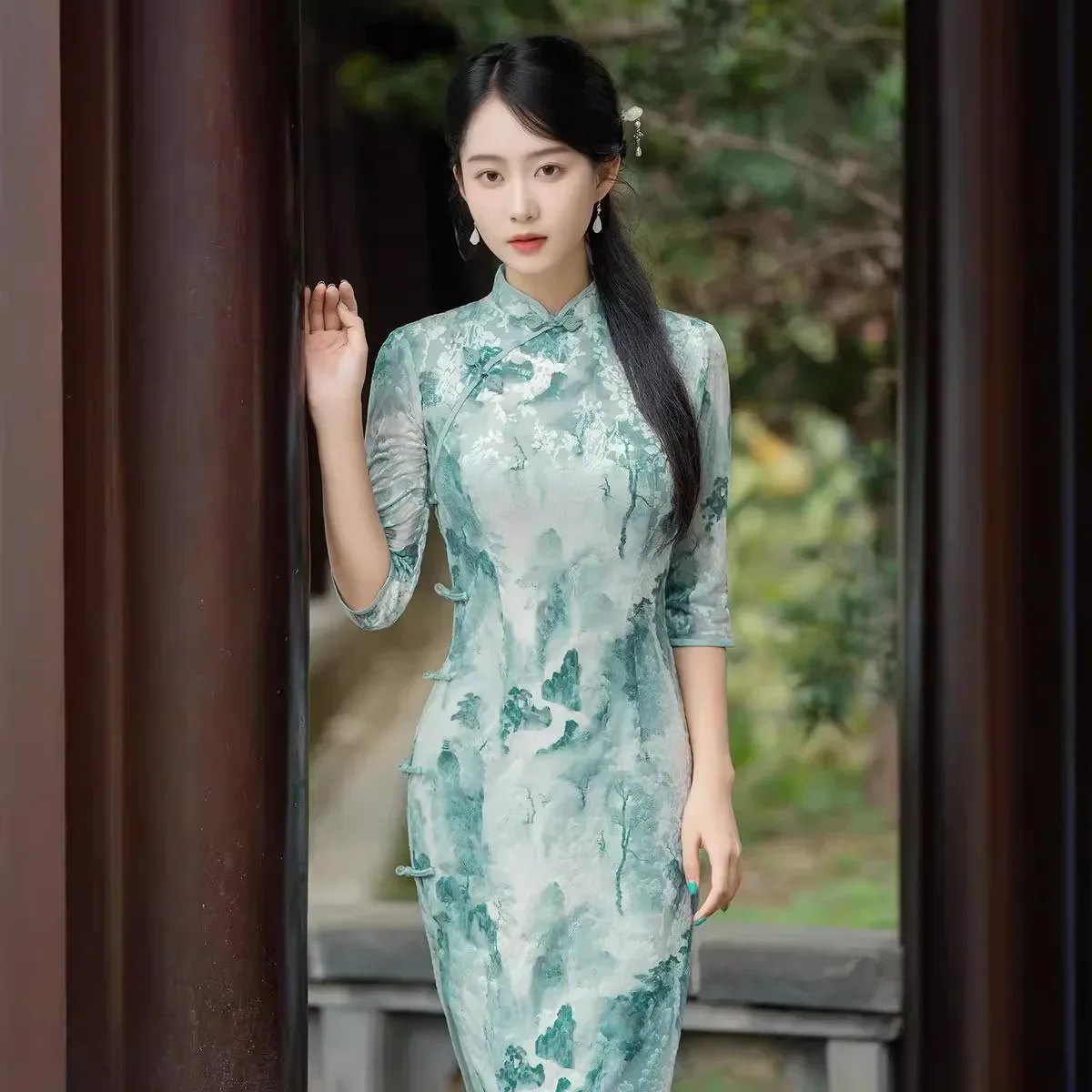 

Velvet Cheongsam 2024 Autumn Long Style Improved for Young Girls Fashionable and High-end Elegant and Retro Cheongsam
