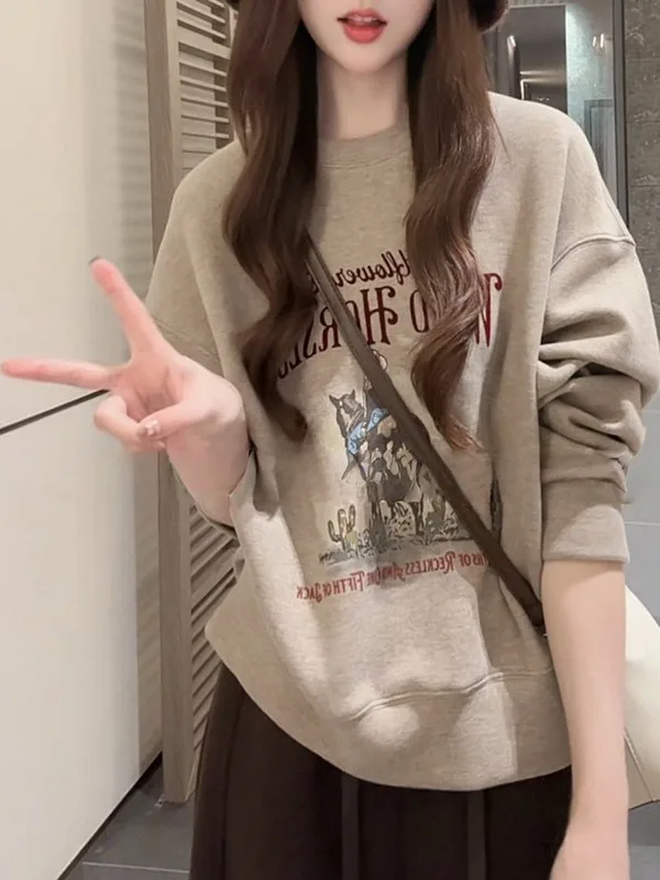 

Модный весенне-осенний женский комплект из двух предметов: свитшот с длинным рукавом и круглым вырезом, брюки с высокой талией и широкими штанинами, с принтом-надписью.