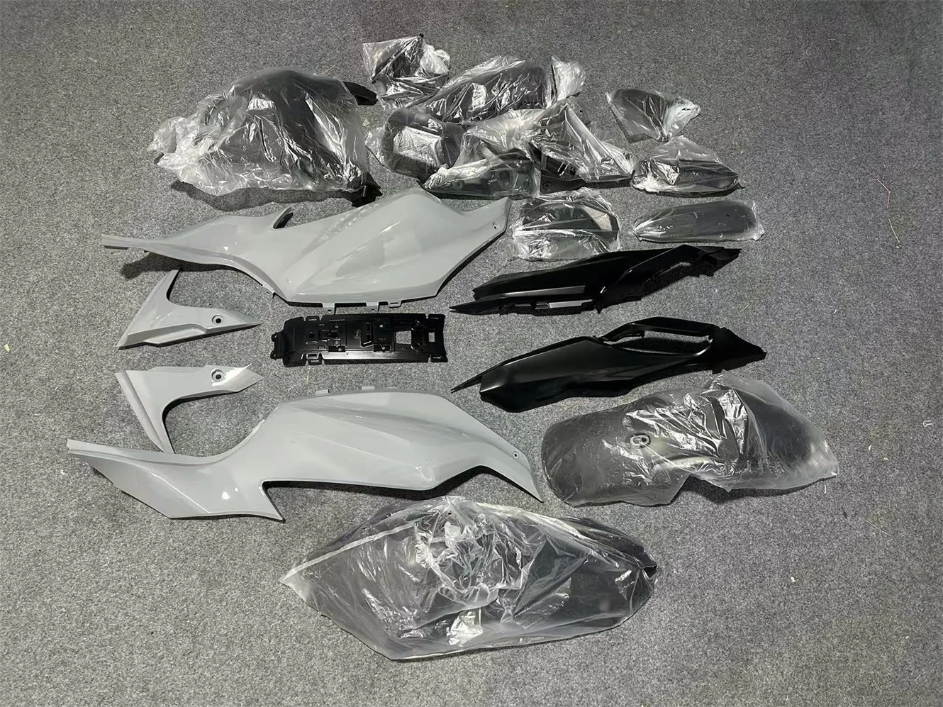 The motorcycle fairing is suitable for the MT-07 2013 2014 2015 2016 MT07 13 14 15 16 body fairing gray motorcycle housing