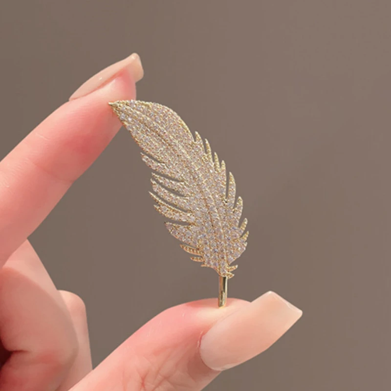 Fashion Brooches for Women Simple Elegant Feather Rhinestone Lapel Pins Luxury Suit Scarf Buckle Badge Jewelry Accessories