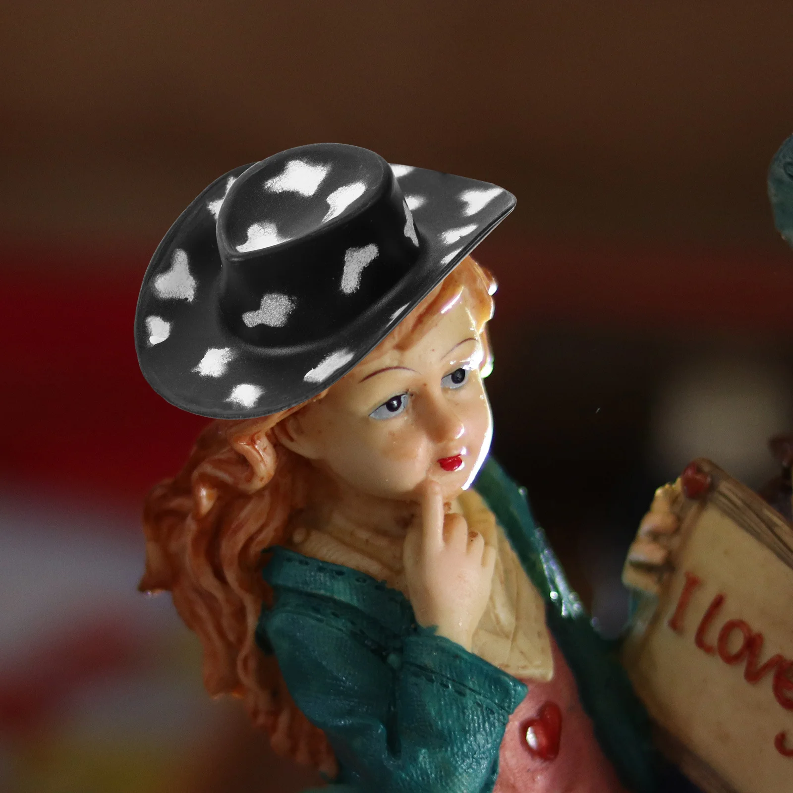 10 szt. Miniaturowe kapelusze kowbojskie, plastikowe małe kapelusze westernowe do rękodzieła DIY, dekoracje na przyjęcia, małe akcesoria dekoracyjne.