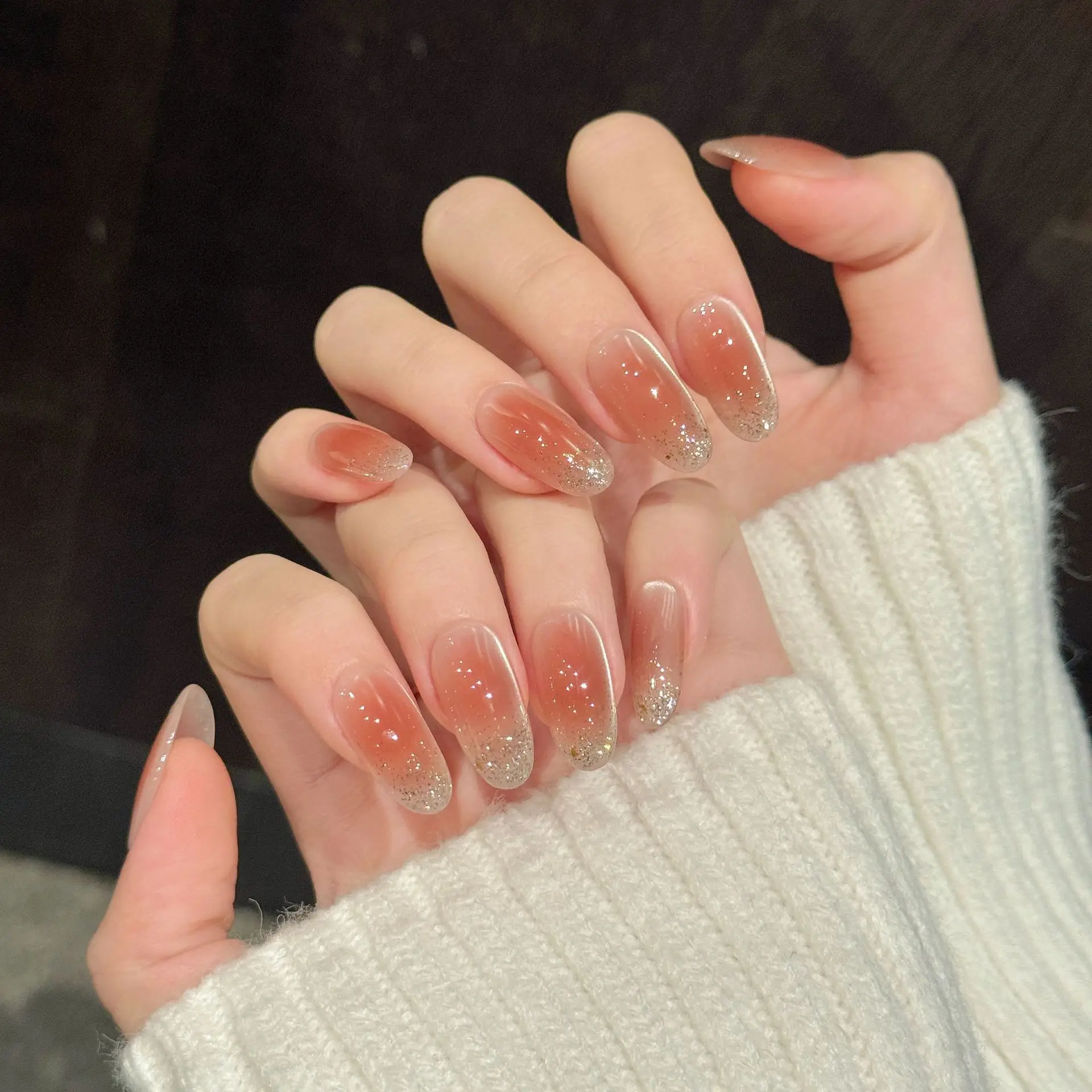 10 Uds. Uñas postizas francesas hechas a mano de alta gama, color naranja claro, pomelo, uñas ovaladas cortas, decoración con polvo dorado roto