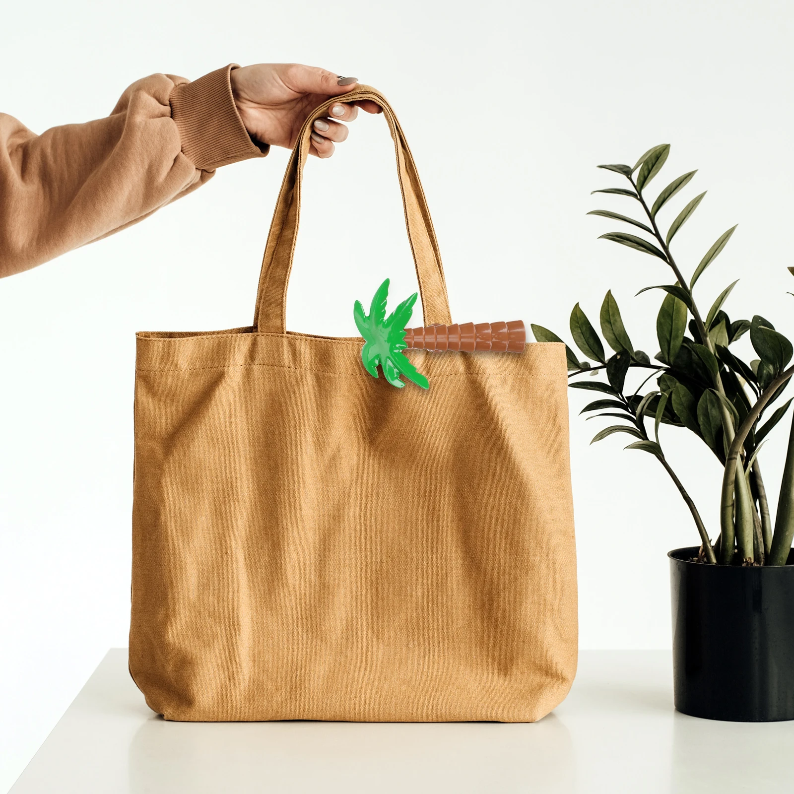 

2Pcs Palm Tree Shaped Beach Towel Clips Holders Secure Non-Slip for Lounge Chair Quilt Clothes Drying Windproof Clamp