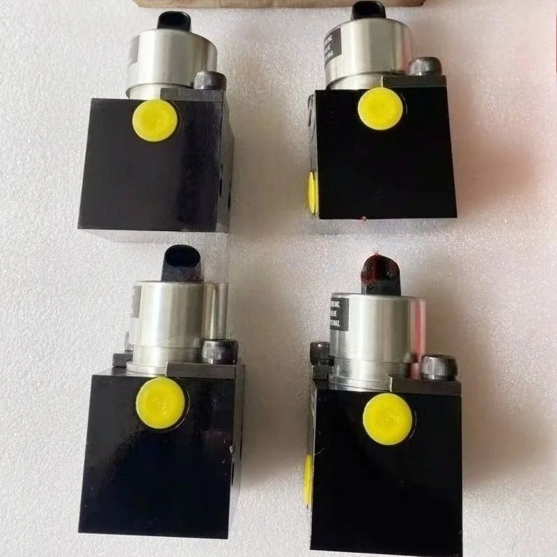 

1pcs Quality Supply QST30 Engine Oil Cut-off Solenoid Valve Flameout Solenoid Valve 3648606