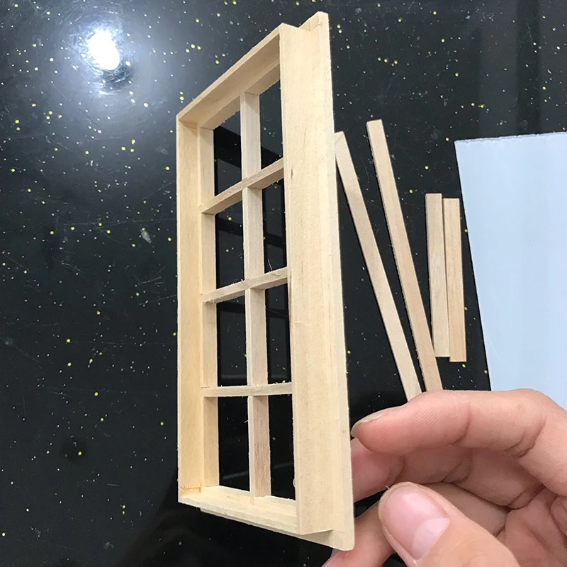 1 Stück DIY handgefertigtes Material 1:12 Holzpuppenhaus 8-Gitterfenster unbemalt Möbelzubehör Miniatur-Kinderspielzeug