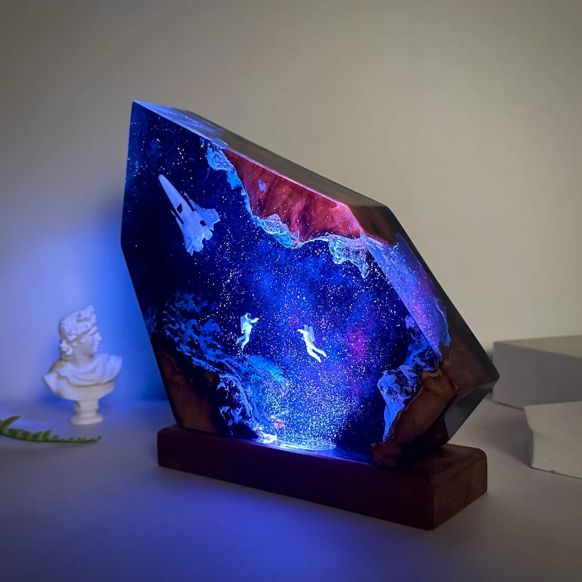 Luce notturna in resina interstellare con luce artistica in legno e resina per astronauta