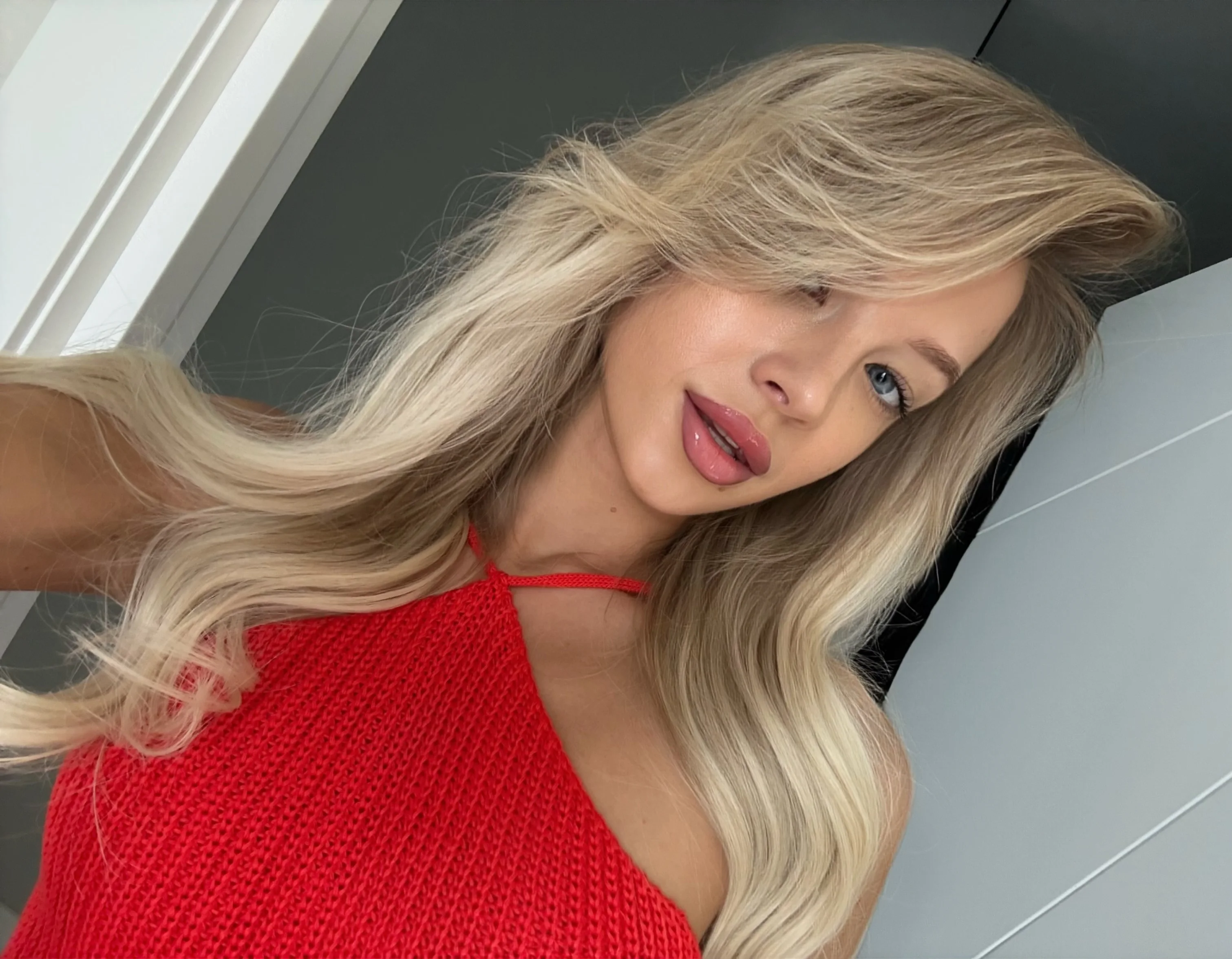 Ombre Golden Brown Synthetic Wig for Women Swiss HD Transparent Lace Front Soft Natural Wave Preplucked Hairline Daily Wear