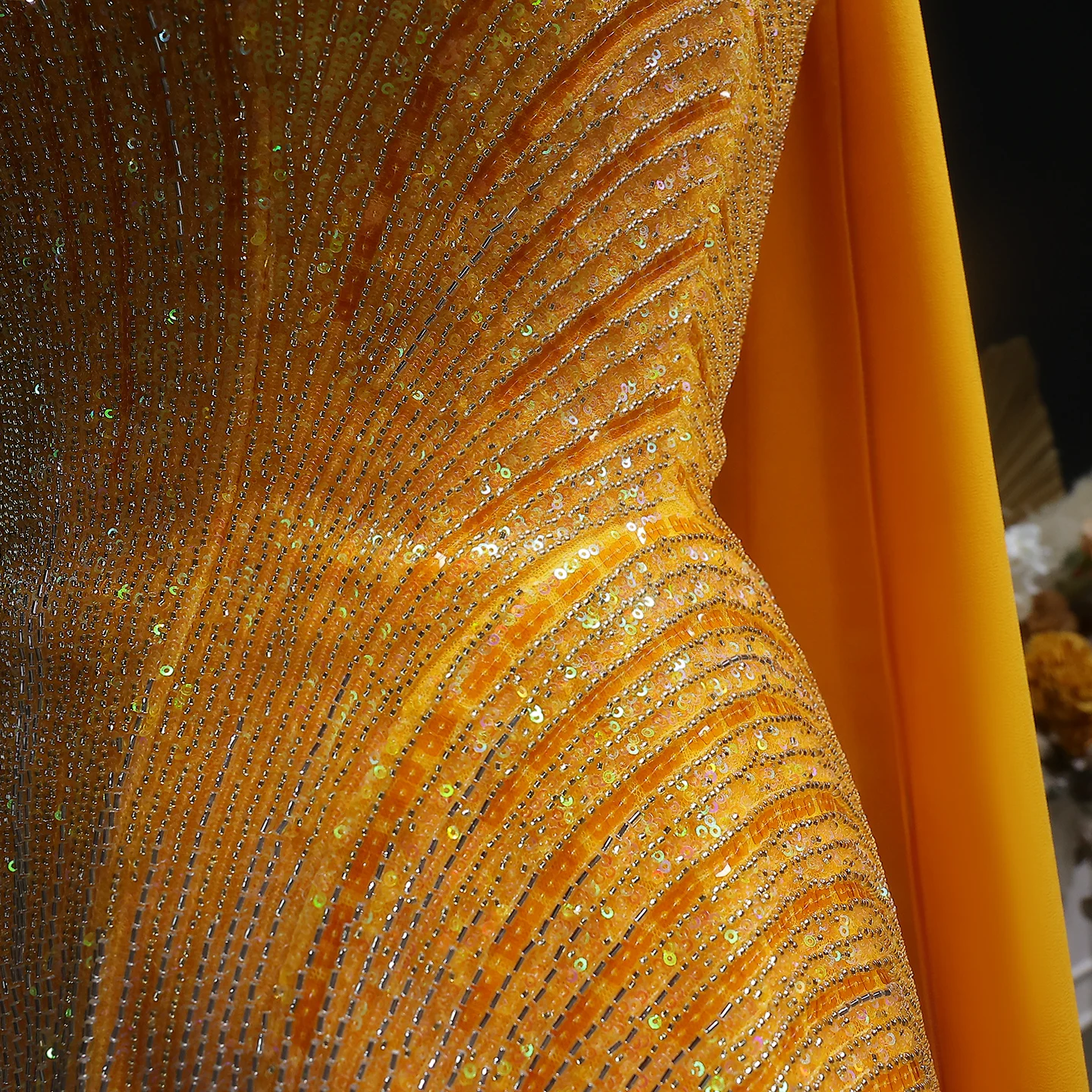 Sharon Said Luxuriöses Dubai-Orangefarbenes Abendkleid mit schweren Pailletten und Perlenstickerei 2026, trägerloses Kleid mit Schal, arabisches Party-Ballkleid SS560, maßgeschneidert – Detail 12