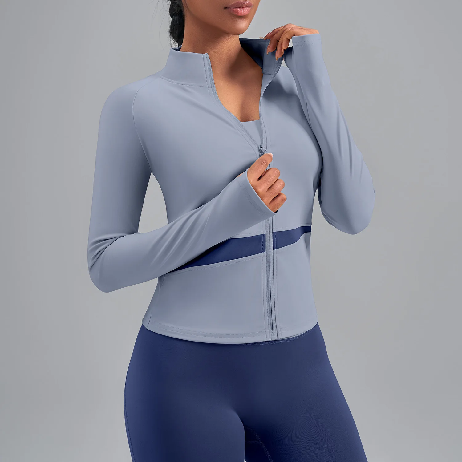 Damen-Sportjacke mit hohem Kragen und Farbblockdesign, schweißableitendes, atmungsaktives Fitness-Shirt für aktive Kleidung und Fitnesstraining.