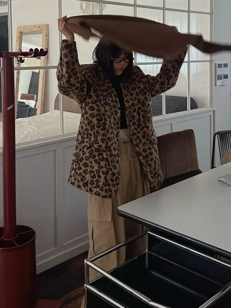 معطف Dongda Gate 2025 لخريف وشتاء جديد Sle معطف فرو خروف أنيق للنساء مع نمط بقعة مضاف من القطن كل مباراة