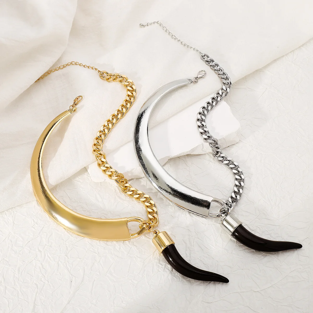2024 Trend Vintage Metal Ox Horn Pendant Short Chain Necklace for Women Punk Choker Jewelry Colla