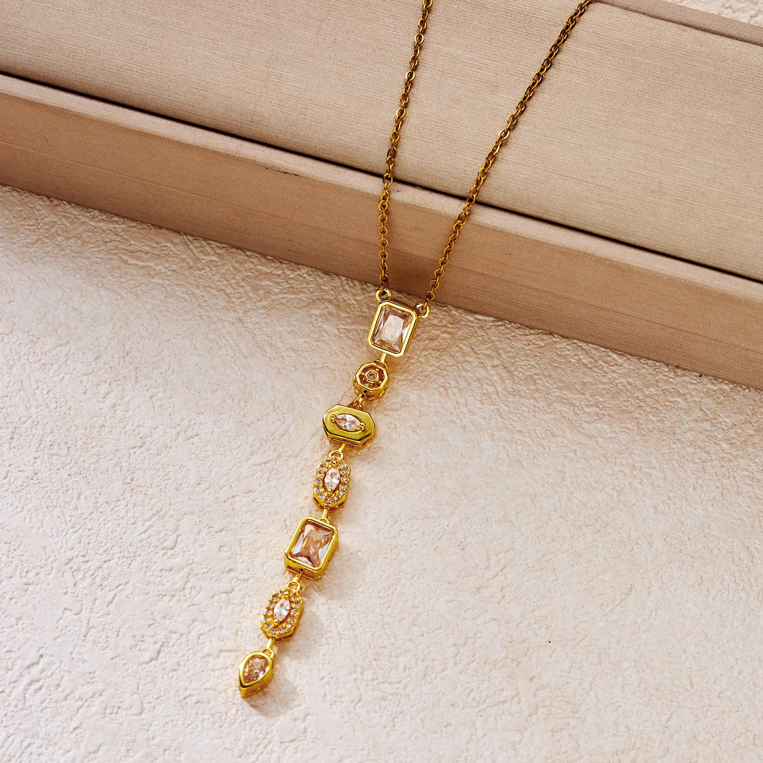 Funkelnde Zirkonia Lange Quasten-Halskette aus PVD-beschichtetem Edelstahl für Damen, Zierliche Geometrische CZ-Fransen Wasserfester Schmuck – Detail 5