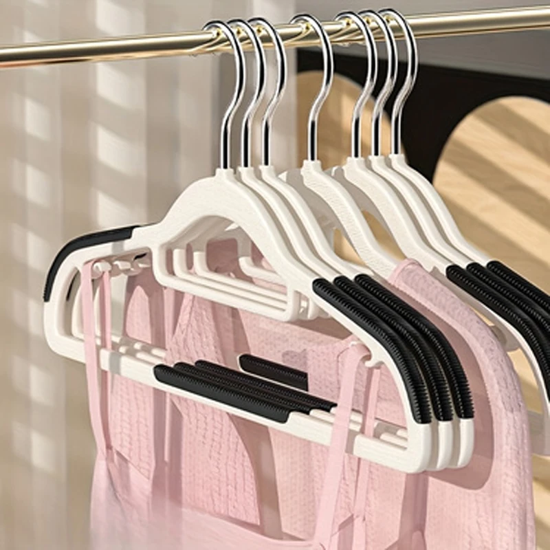 10 قطع من شماعات بلاستيكية شديدة التحمل، شماعات ملابس مع وسادات مضادة للانزلاق، رائعة للقمصان والسراويل والأوشحة، قوية بما فيه الكفاية للمعطف