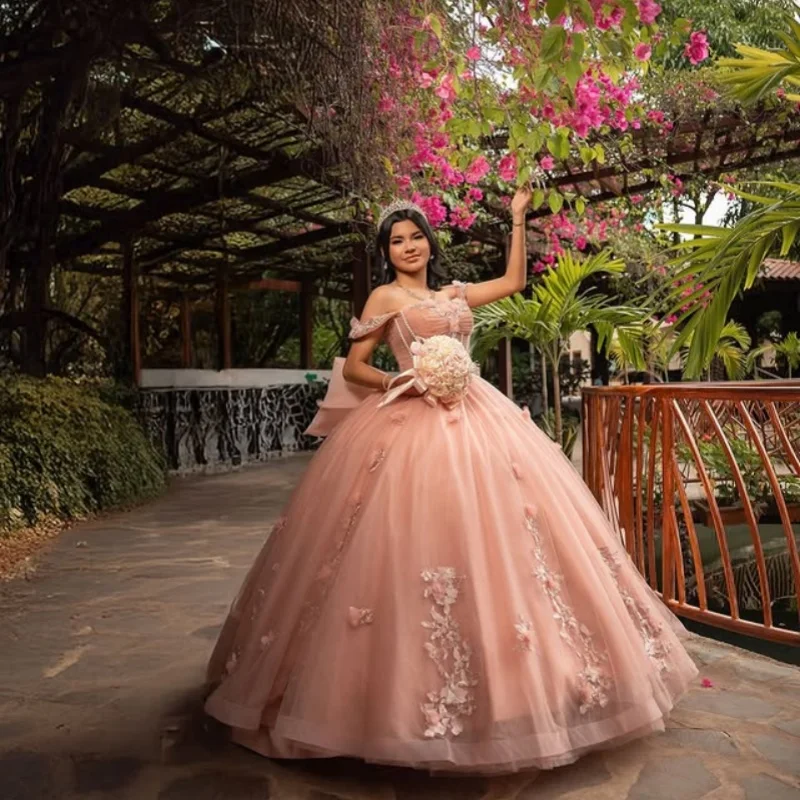 Abito Quinceanera arancione chiaro con spalle scoperte Decalcomania fiore 3D in cristallo di pizzo Coda lunga Fiocco abiti da 15 Quinceanera ﻿ Personalizza
