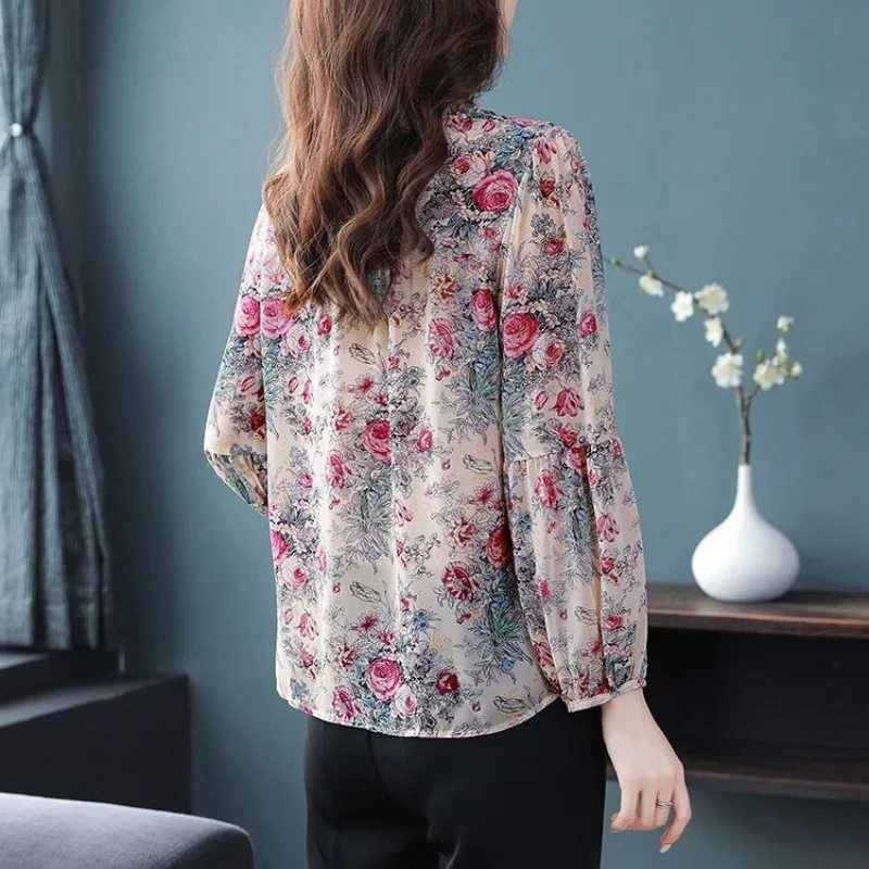 Blusa holgada de gasa con estampado Floral para mujer, camisa minimalista con botones y cuello en V para viaje, primavera y verano, 2024