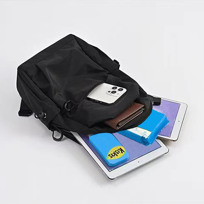 Borsa da petto funzionale da donna e da uomo in stile neutro, adatta per gite d'affari. Materiale in puro nylon nero.