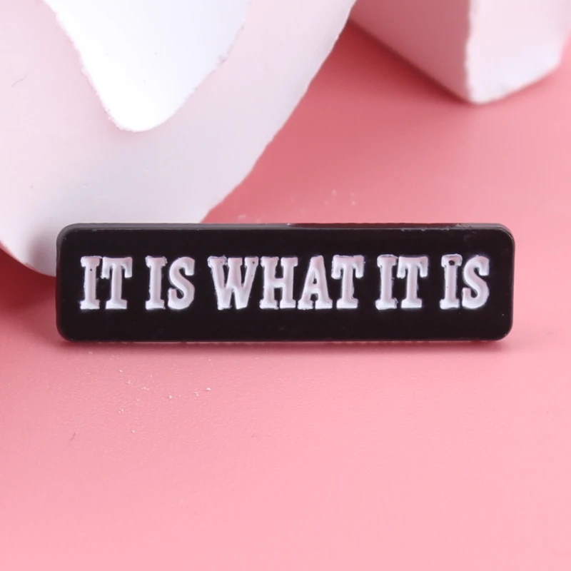 1 unidad "IT IS WHAT IT IS", broche de Metal con texto simplificado, adorno insignia, bolso, bolígrafo, bolsa, adorno colgante para ropa, broche