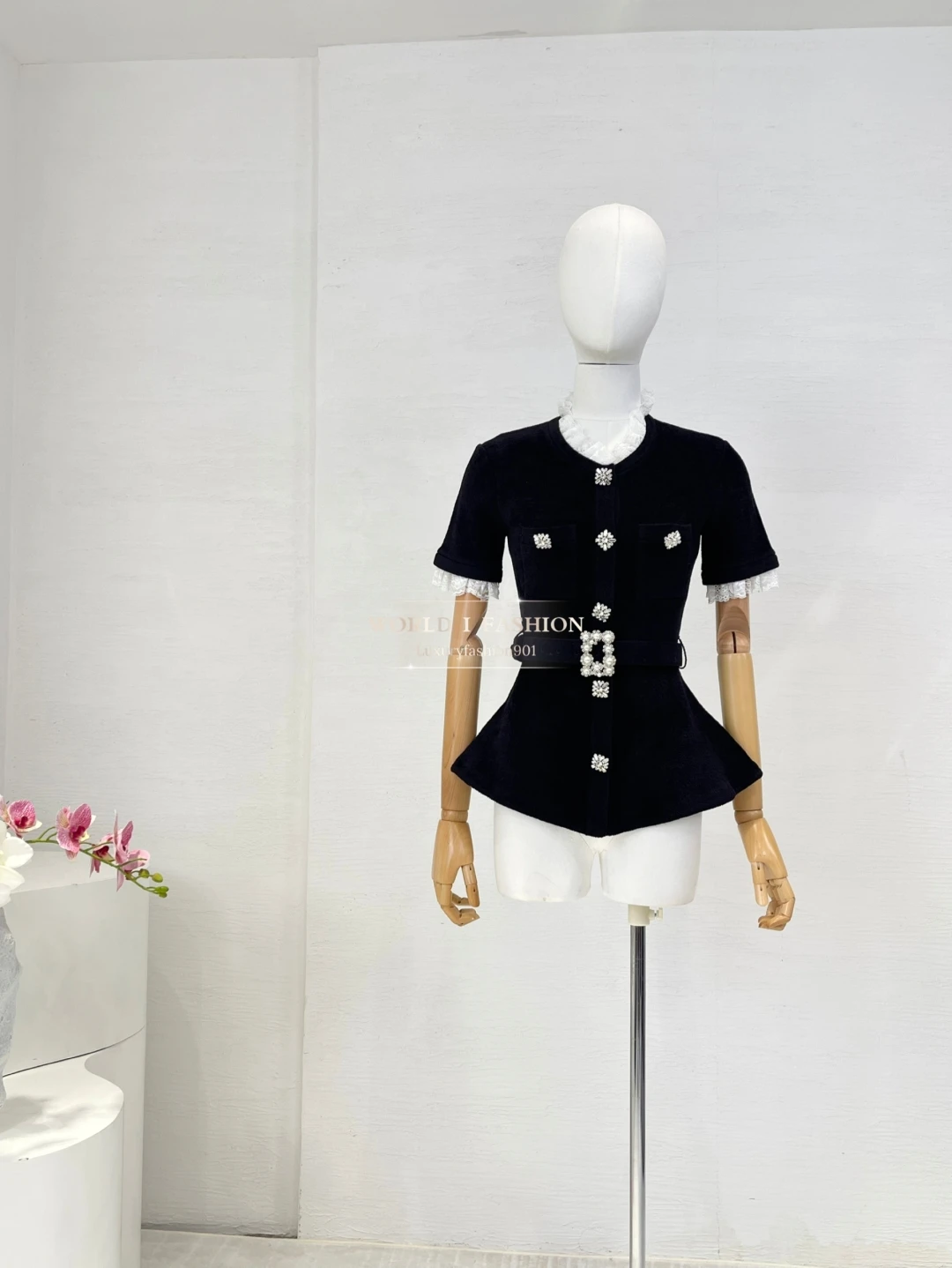 

2025 New High Quality Beautiful Black White Lace Velvet Short Sleeve Jacket Tops