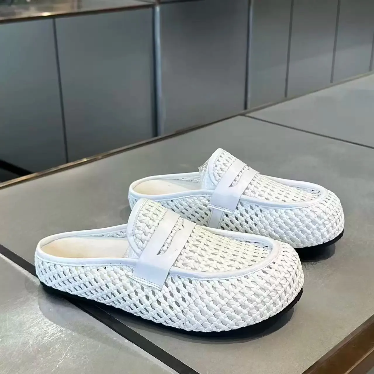 Nouvelles sandales décontractées respirantes pour hommes 2026, pantoufles en maille ajourée tendance pour l'extérieur avec protection des orteils et embouts.