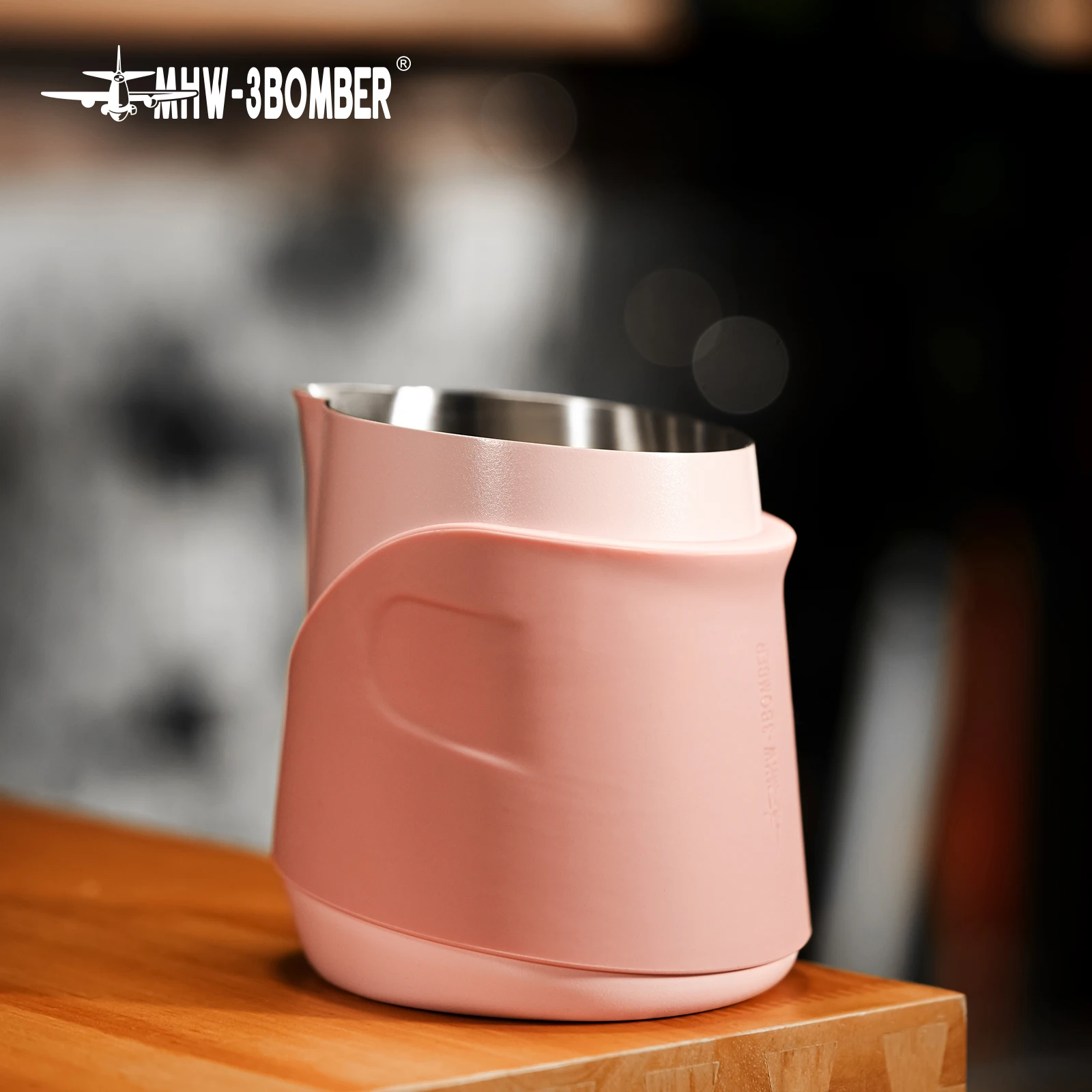 

MHW-3BOMBER 400ml Handleless Milk Frothing Pitcher Espresso Steaming Pitcher Frother Jug with Silicone Sleeves Barista Tools