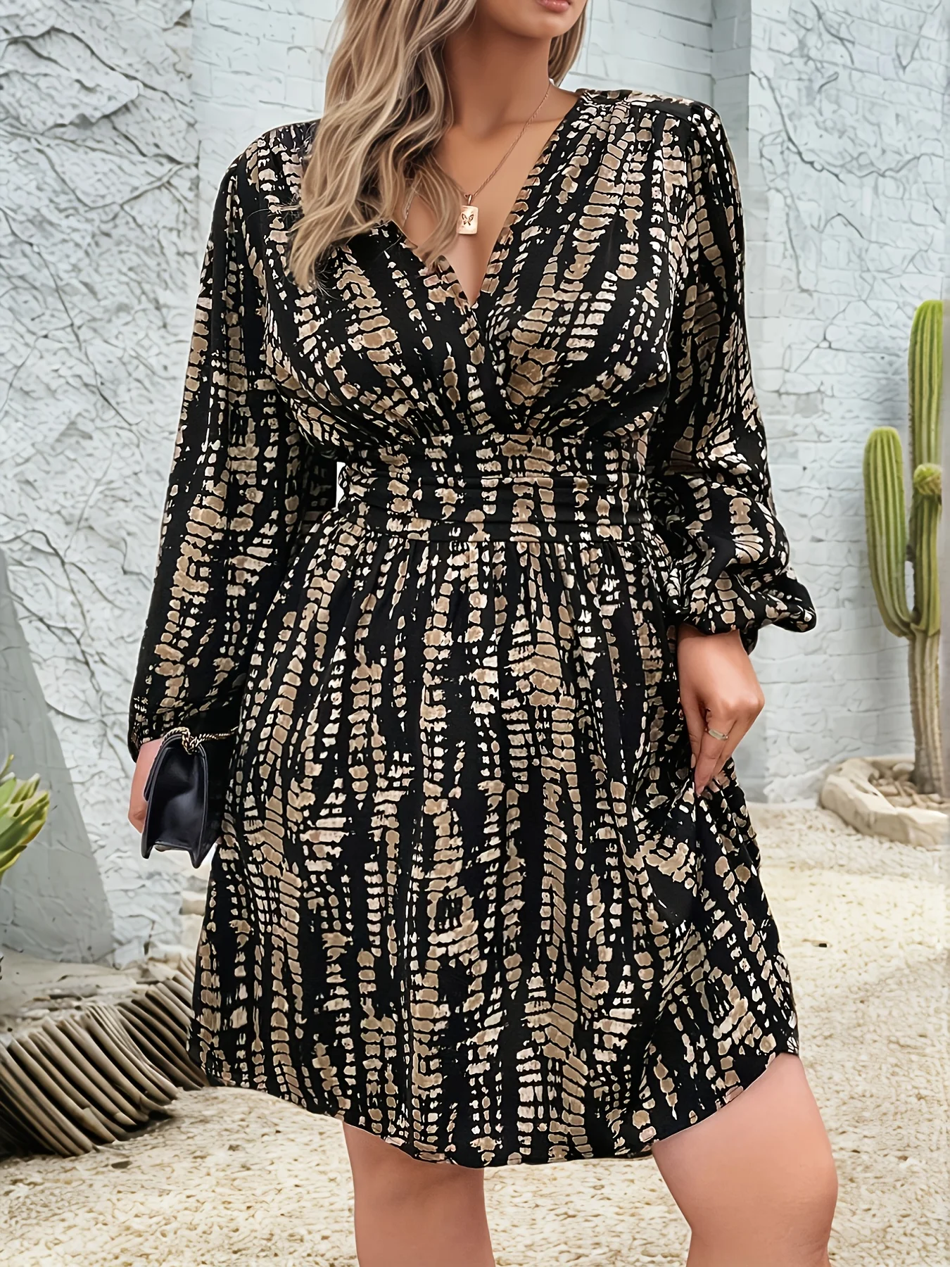 Elegantes, geriebenes Midikleid mit überkreuztem Ausschnitt, plissiertem, langen Ärmeln und Taillenbetonung, Blumendruck