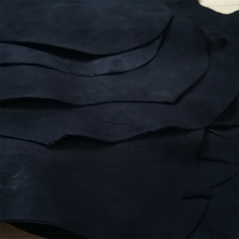 1 mm braunes schwarzes Schaf-Wildleder. Oberleder. Echtlederstoff. Handgefertigtes DIY für Kleidung im Inneren. Paketkante. Ganzes Schaffell – Detail 9