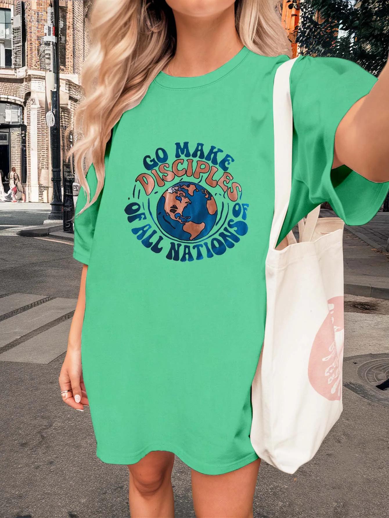 プラスサイズのグラフィックTシャツは、インスピレーションを与える魅力とファッショナブルな風合いを絶妙に融合させ、あなたのエレガントな日常スタイルを格上げします。
