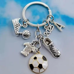 Porte-clés en métal de lettre A-Z de mode pour hommes, porte-clés de football de mode, chaussures de football, cadeau de voiture de football, bijoux de porte-clés de fête, nouveau