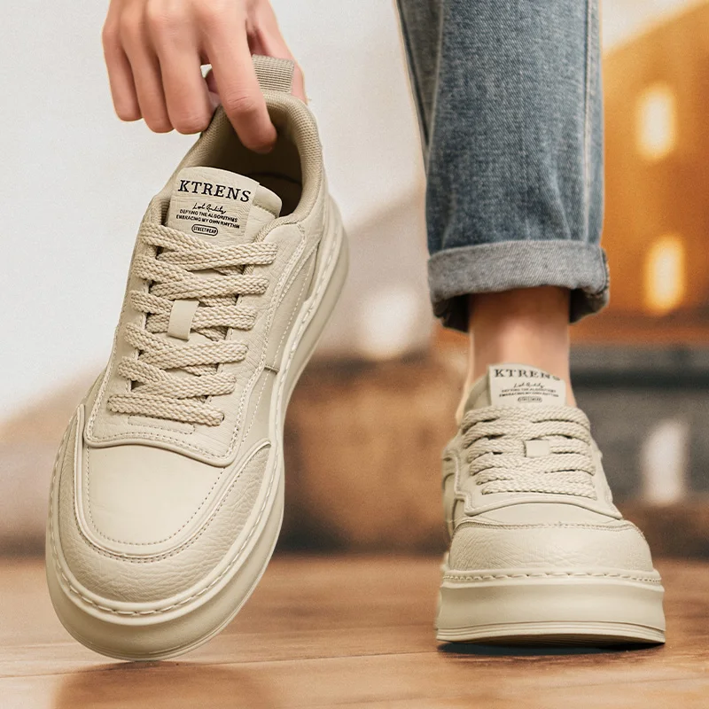 2025 Nuevas zapatillas blancas de otoño para hombre: zapatos casuales transpirables, estilo de pareja, de moda y más vendidos