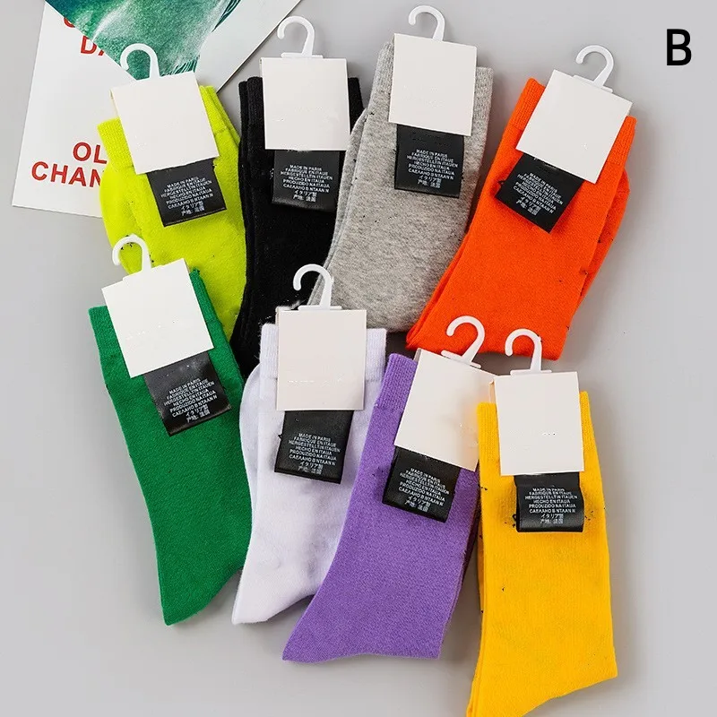 Koreanische Version des Alphabets Bonbon farbe Mid-Tube Socken Ins Tide männliche und weibliche Paare Hip-Hop Street Socken