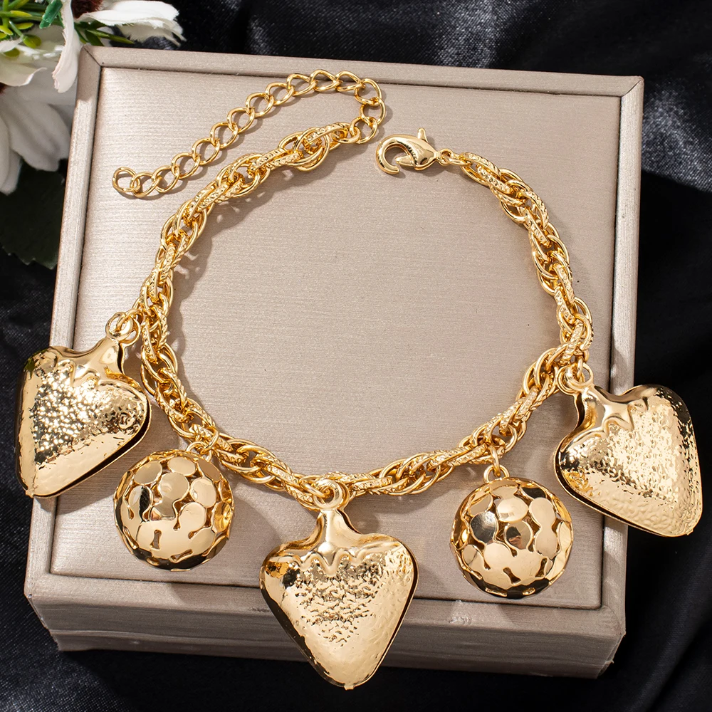 Edelstahl Vergoldetes Schmuckarmband mit Ausgehöhlten Perlen, Kugelförmigen Anhängern und Liebesanhänger-Kette, Geschenk für Frauen – Detail 4
