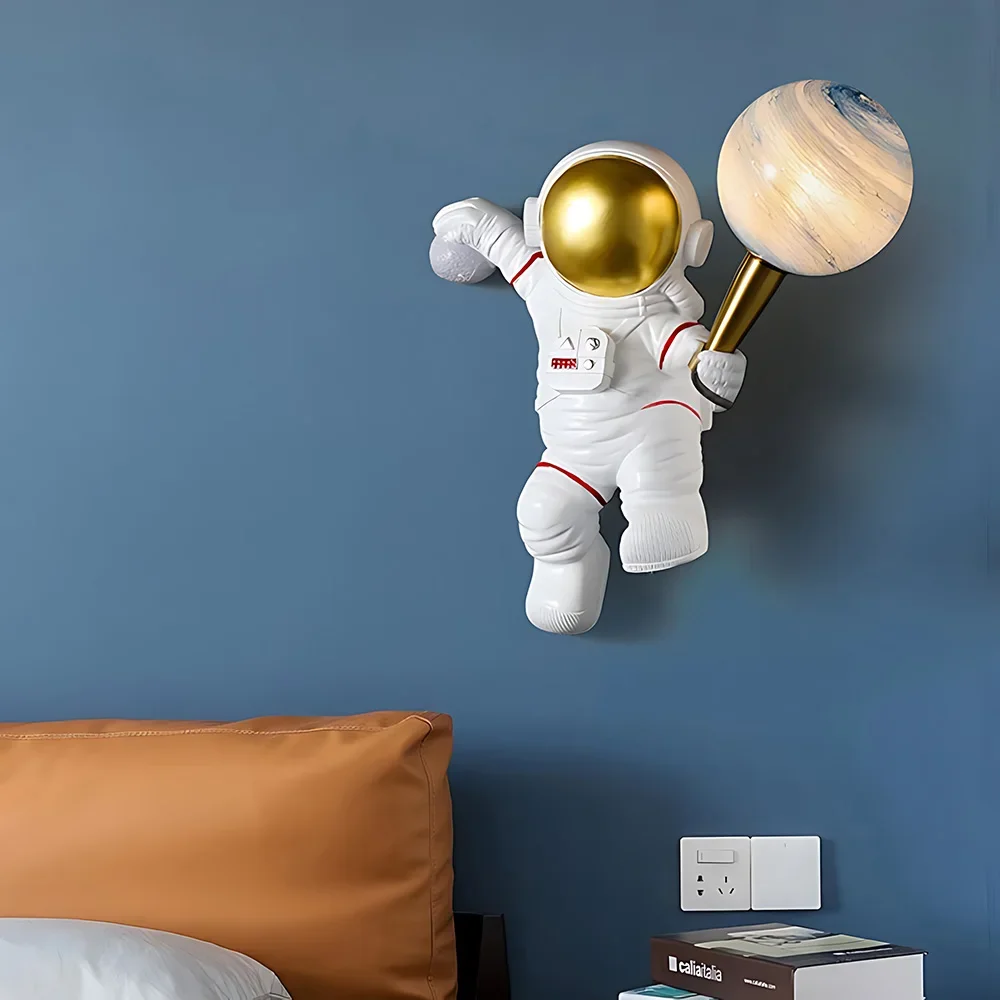 Dekorasi rumah lampu dinding astronot, aksesori kreatif lampu Modern sederhana kamar tidur ornamen gantung perlengkapan pencahayaan Resin