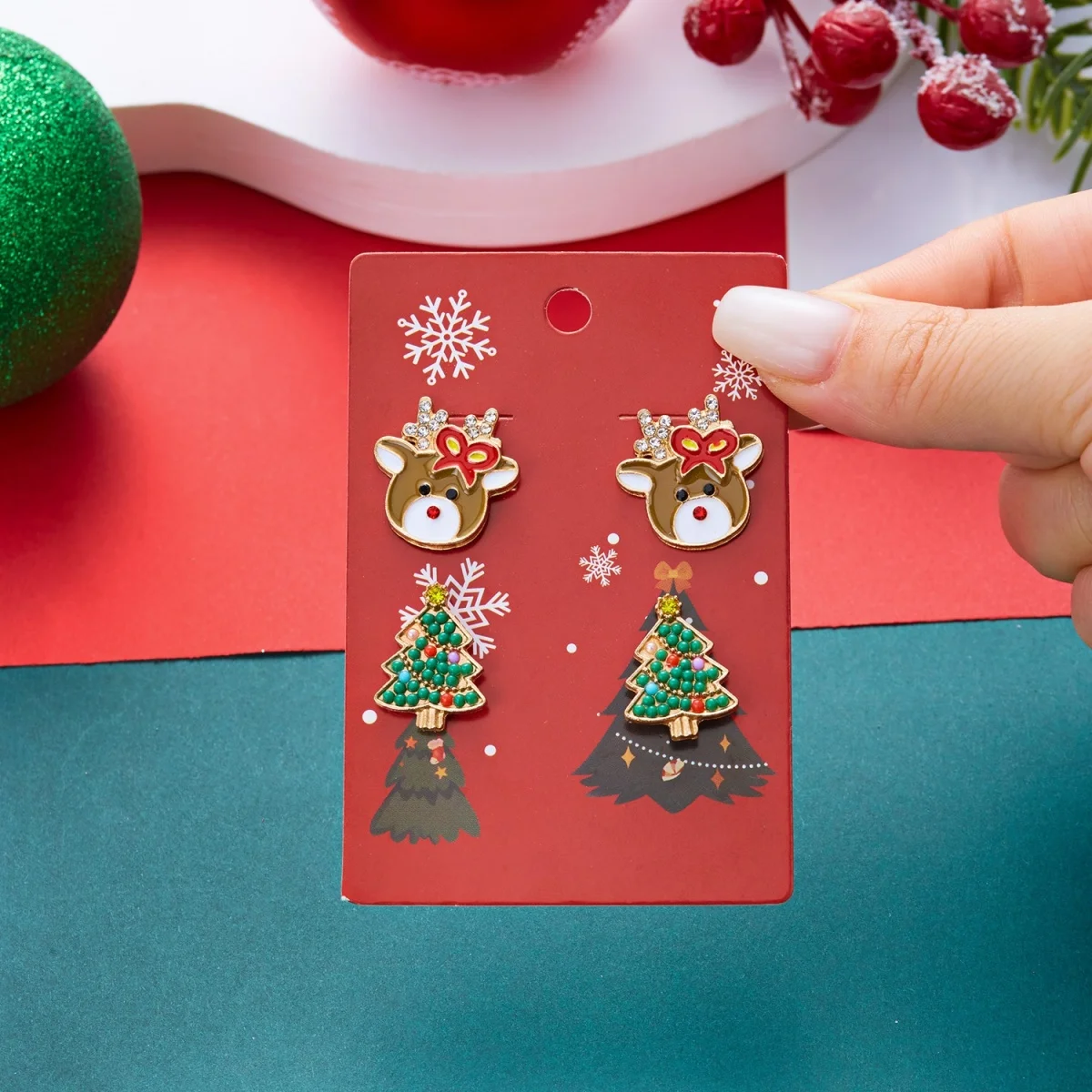 2 Paar/Set Weihnachtsbaum-Schleifen-Hirsch-Ohrstecker für Damen, niedliche Lebkuchenmann-Weihnachtsmann-Schlitten-Krücken-Ohrringe, Schmuck – Detail 19
