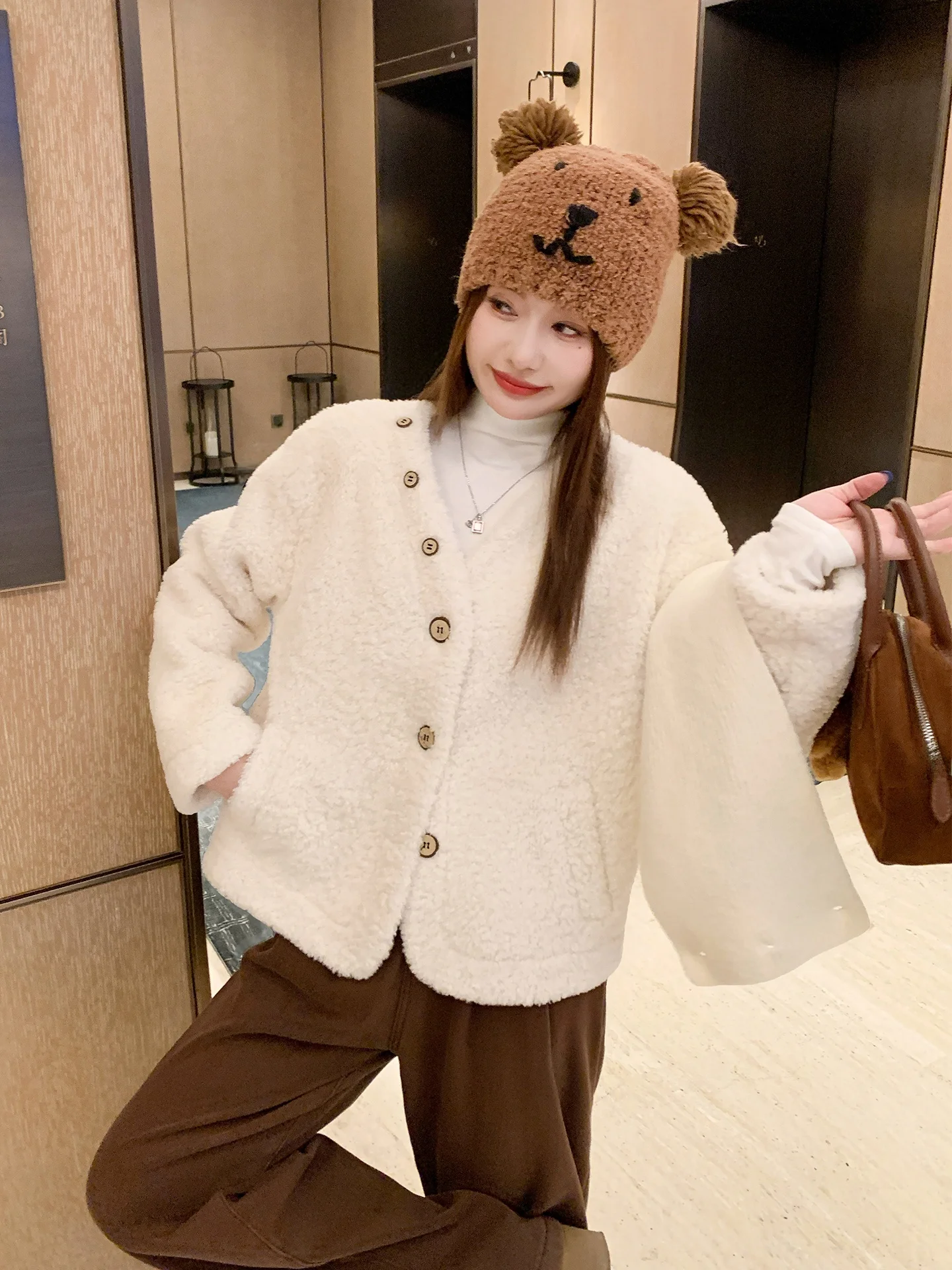 

Корейская короткая куртка из овечьего меха Zeng Xiao Xian для женщин, новая зимняя модель, свободного кроя, теплая, с V-образным вырезом, на пуговицах, с боковыми карманами