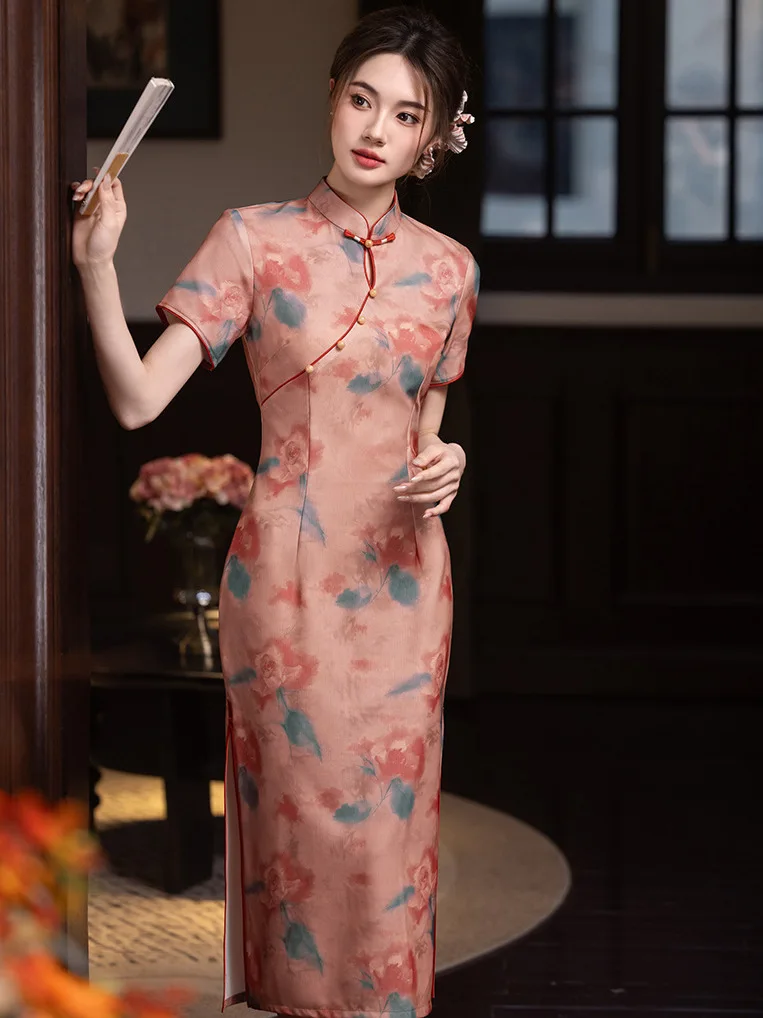 

Новое китайское летнее ципао для молодых женщин, новинка, высококачественное, для повседневной носки, приталенное, длинное, дышащее, с цветочным узором.