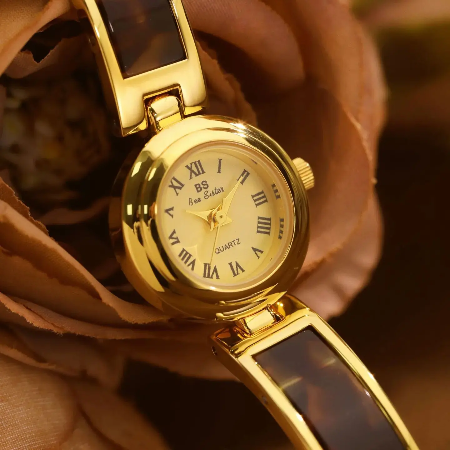 ساعة يد نسائية أنيقة جديدة لعام 2025 بسوار عتيق وساعات كوارتز ذهبية فرنسية راقية هدية للنساء